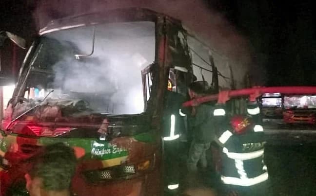 চাঁদপুরে দাঁড় করিয়ে রাখা তিনটি বাসে আগুন, কারণ অনুসন্ধান চলছে