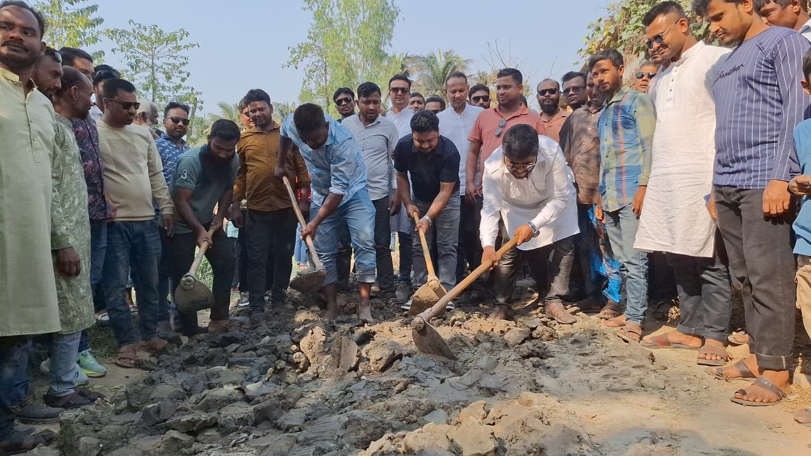 জয়পুরহাটে অবহেলিত এক কিলোমিটার সড়ক সংস্কার করলেন যুবদল নেতাকর্মীরা