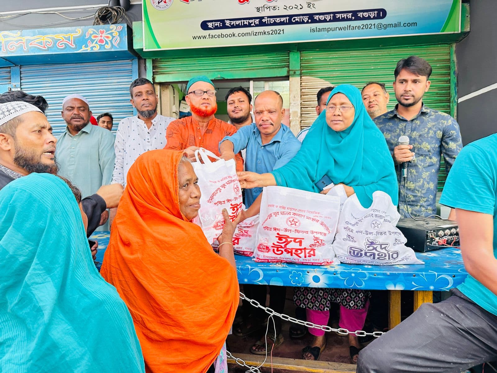 বগুড়া পৌরসভার ১৪ নম্বর ওয়ার্ডে কাউন্সিলর পদপ্রার্থী আমিনুল ইসলাম ঝন্টুর ঈদ খাদ্য বিতরণ