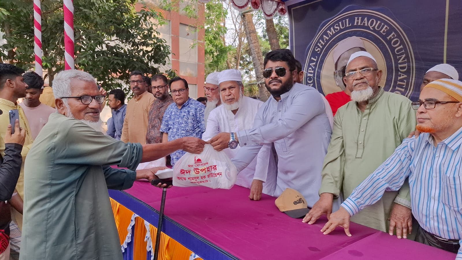 অধ্যক্ষ শামছুল হক ফাউন্ডেশনের উদ্যোগে জয়পুরহাটে দুই হাজার অসহায় মানুষের মাঝে ঈদ উপহার বিতরণ