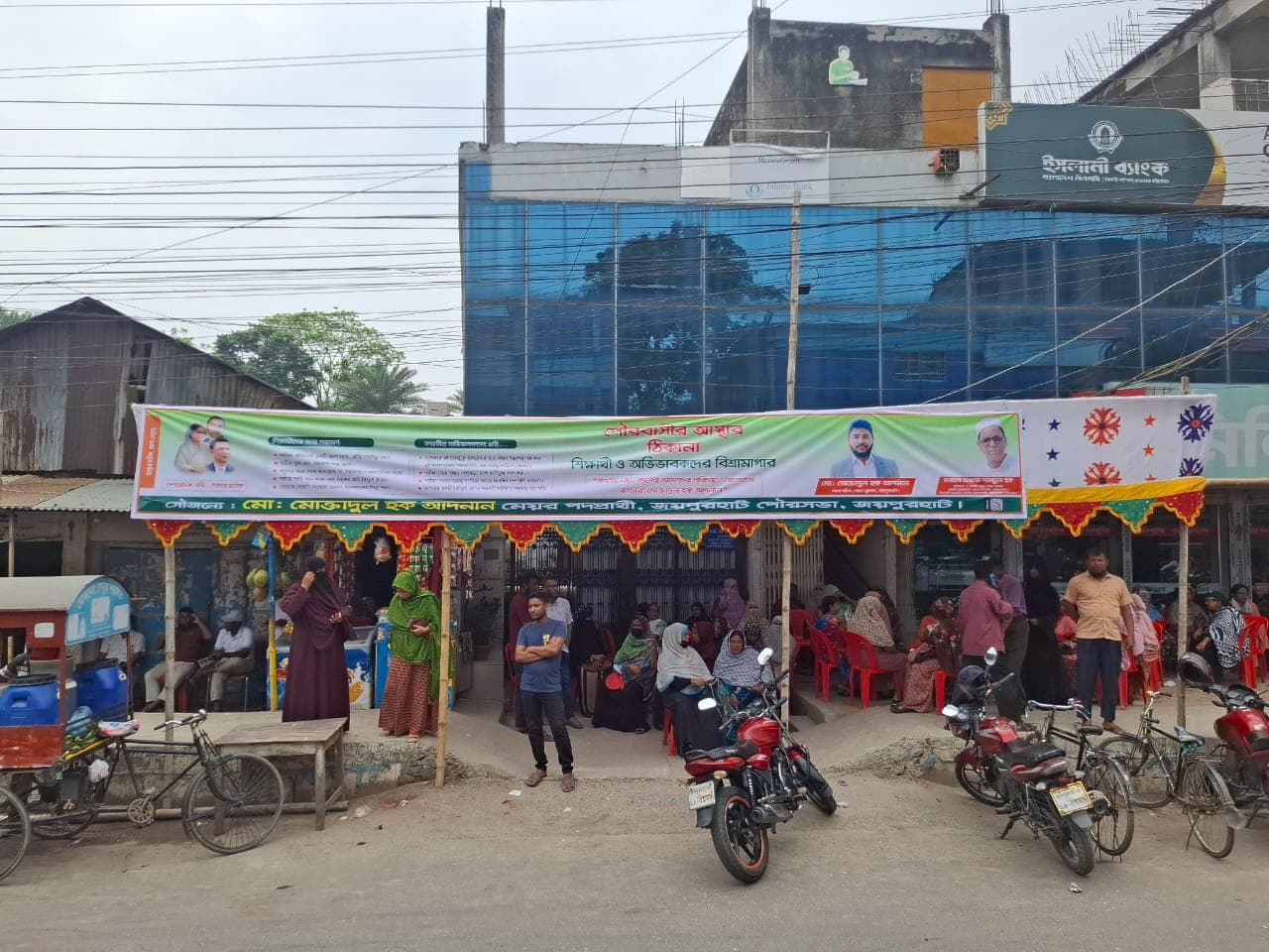 তীব্র গরমে এসএসসি অভিভাবকদের স্বস্তি: পানি-স্যালাইন থেকে বিশ্রামাগার, আলোচনায় আদনান