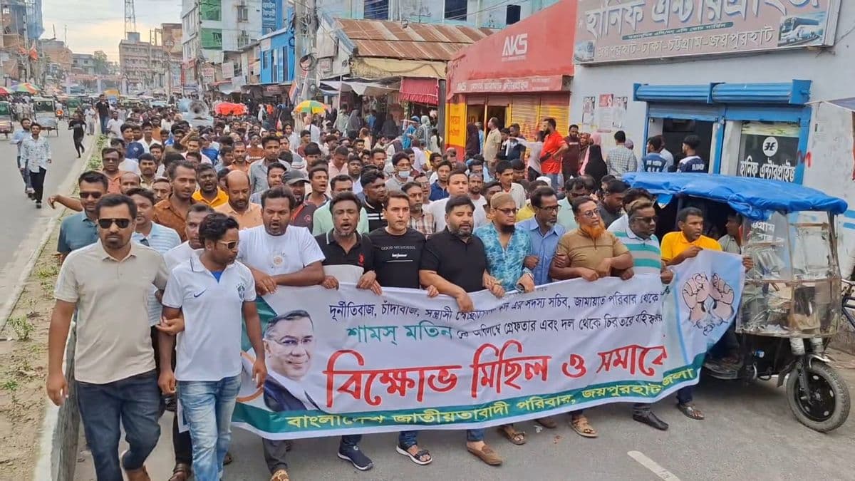 জয়পুরহাটে যুবদল নেতার ওপর নৃশংস সন্ত্রাসী হামলা: নতুনহাটে অবৈধ চাঁদাবাজির প্রতিবাদ করায় হত্যাচেষ্টা