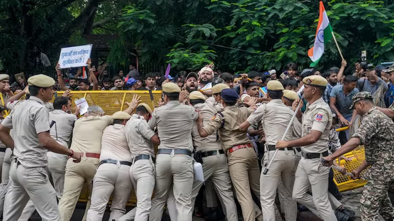 ককরোচ জনতার ‘চলো সংসদ’ ঘিরে উত্তপ্ত নয়াদিল্লি, পুলিশের লাঠিচার্জ
