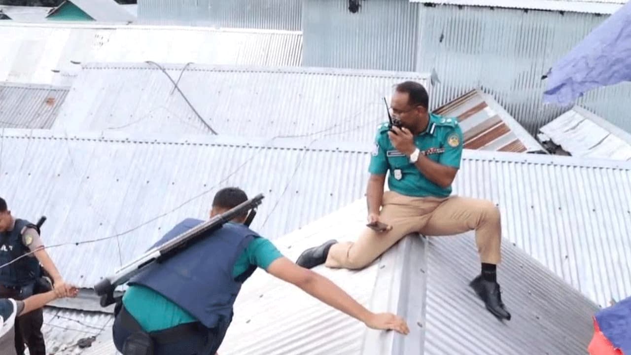 টঙ্গীতে টিনের চালে উঠে পুলিশের অভিযান