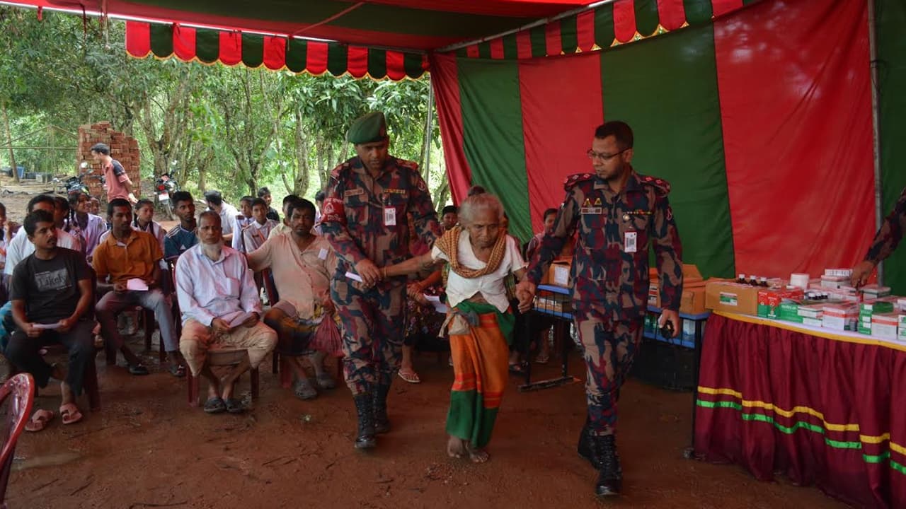বান্দরবানে বন্যাদুর্গতদের পাশে বিজিবি, ৩৫০ জনকে মানবিক সহায়তা