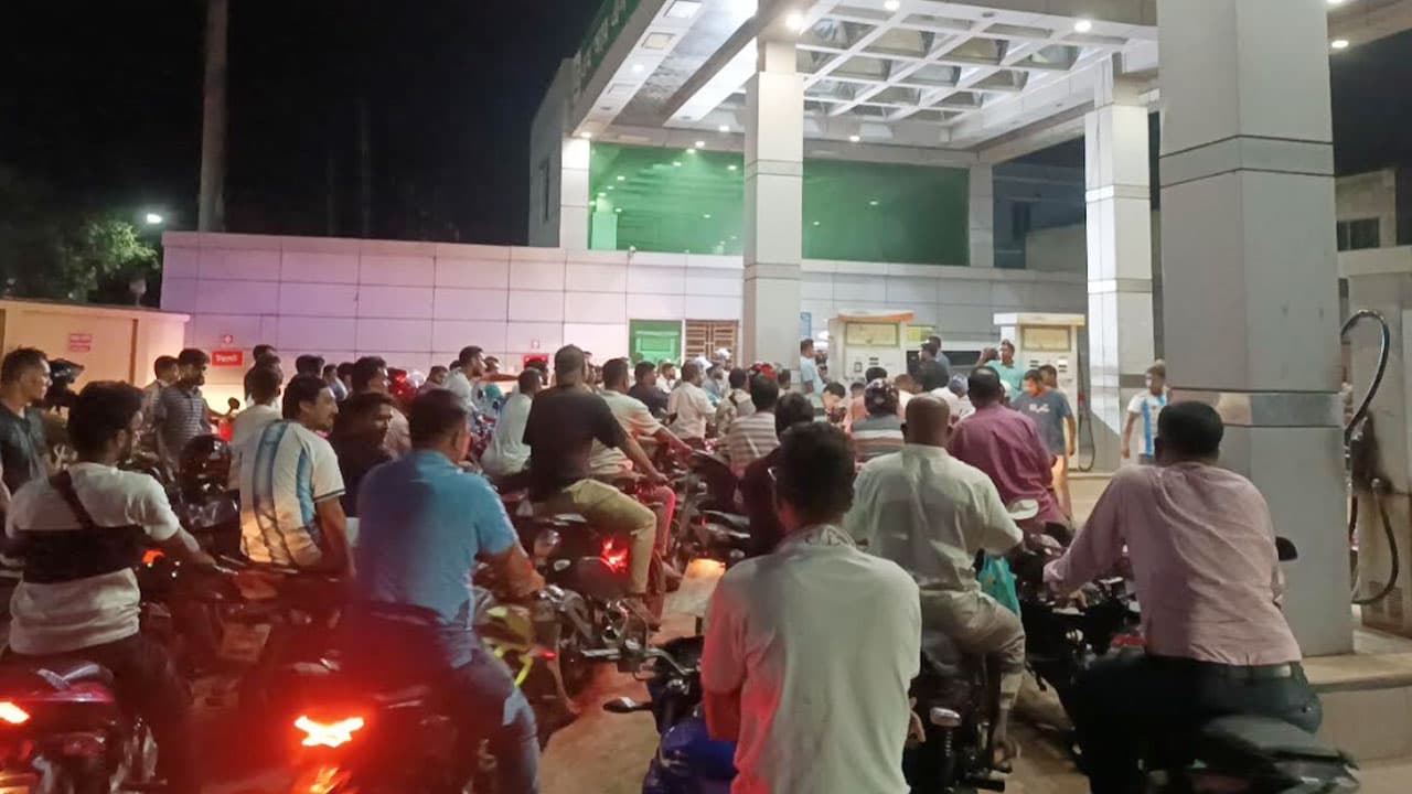 গুজবে মধ্যরাতে কুষ্টিয়ার পাম্পে মোটরসাইকেলের দীর্ঘ সারি