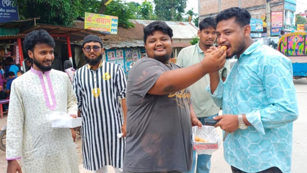 কুড়িগ্রামে ইউএনওর বদলির খবরে মিষ্টি বিতরণ