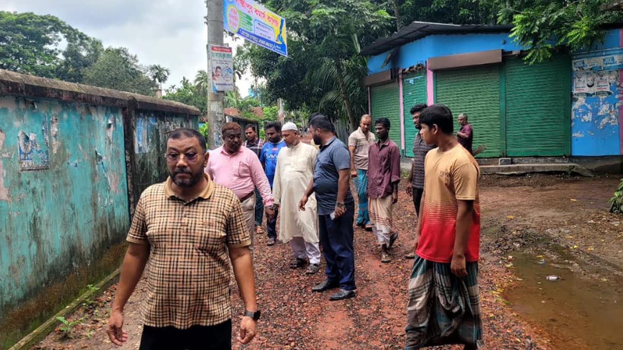 সড়ক নির্মাণে নিম্নমানের উপকরণ, কাজ বন্ধের নির্দেশ