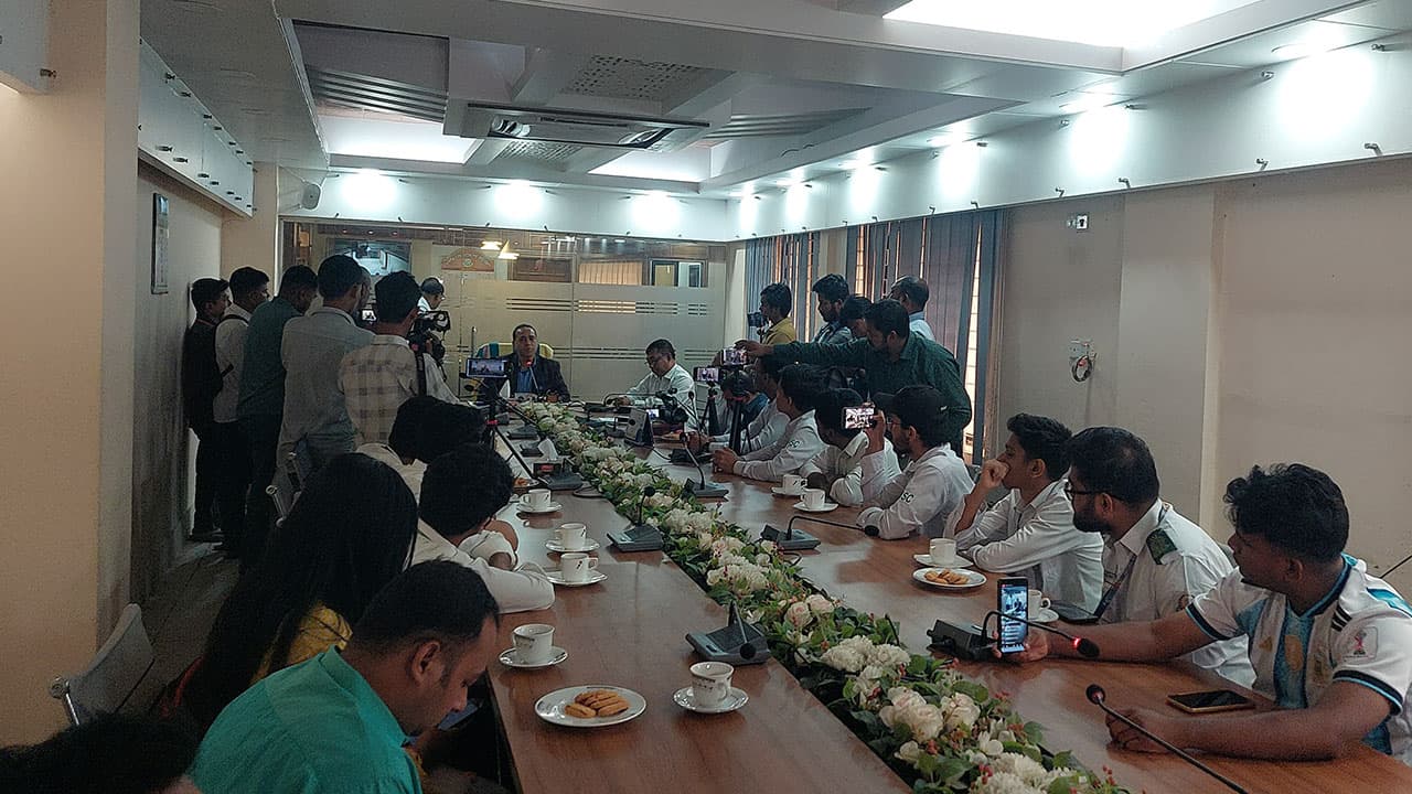 স্থগিত পরীক্ষার নতুন সূচির দাবিতে চট্টগ্রাম শিক্ষা বোর্ডে স্মারকলিপি