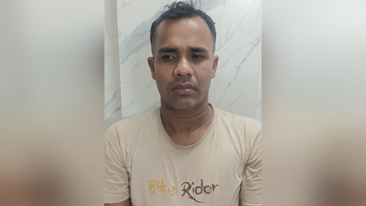 চলন্ত বাসে নারীকে ধর্ষণচেষ্টা, সম্ভ্রম বাঁচাতে বাস থেকে লাফ