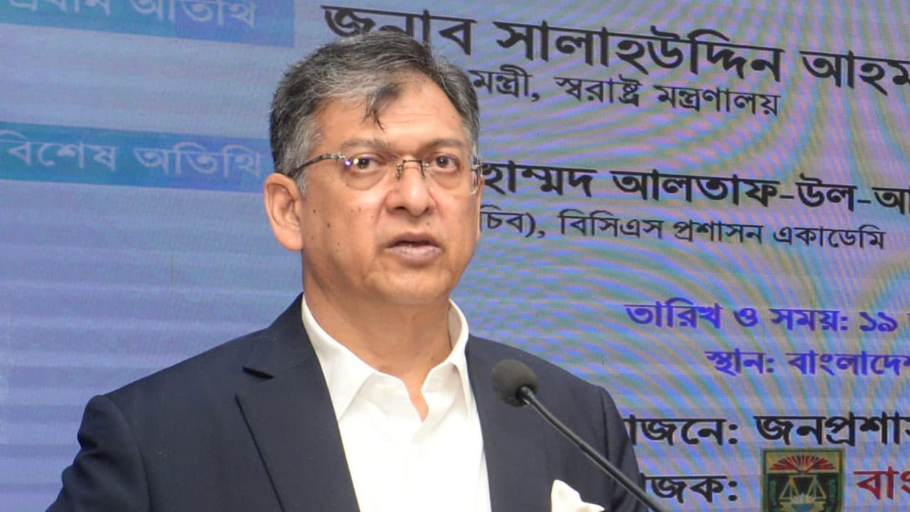 নির্বাচিত সরকারের ইশতেহার বাস্তবায়নই সরকারি কর্মকর্তাদের মূল দায়িত্ব: স্বরাষ্ট্রমন্ত্রী