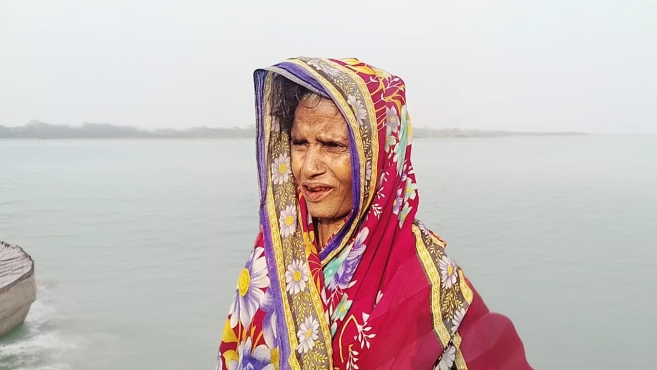 ‘স্বামীর কবরটাও নদীতে চলে গেছে’