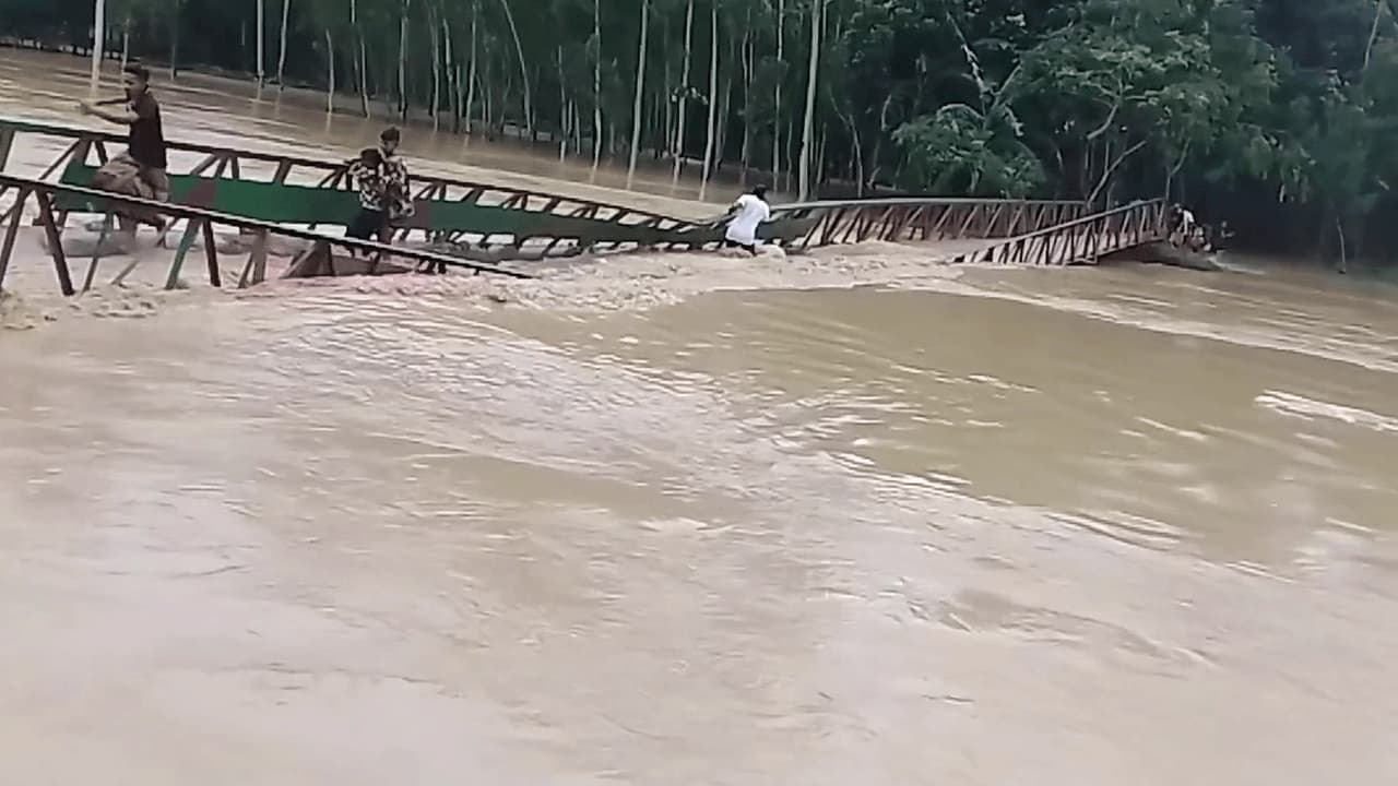 শেরপুরে পানির তোড়ে নদীতে ভেঙে পড়ল সেতু