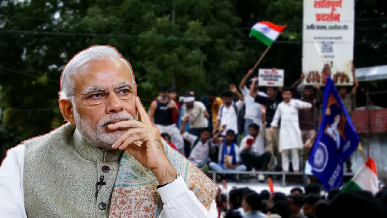দিল্লিতে বিক্ষোভ, সংসদ ভবন ছাড়লেন মোদি