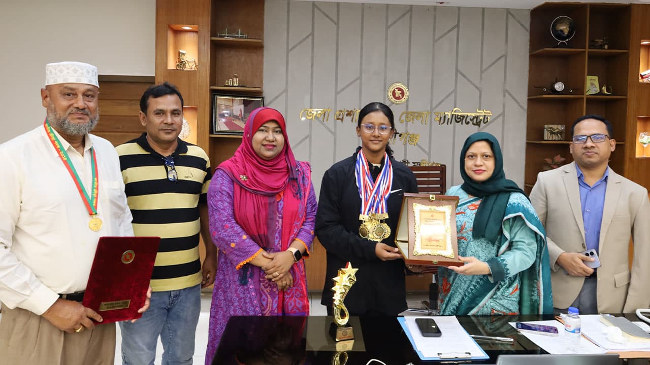 ১০ স্বর্ণপদক ও চার জাতীয় রেকর্ডসহ দেশসেরা সাঁতারু মাইশাকে সংবর্ধনা