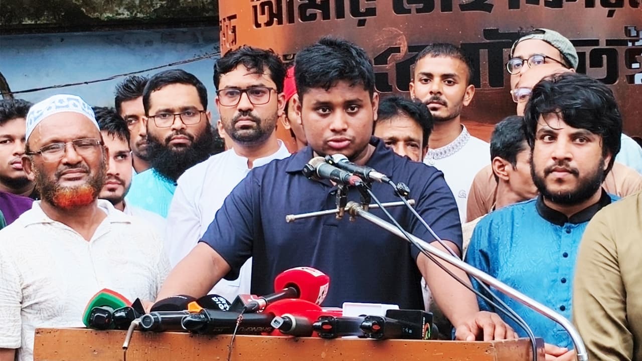 সংসদে ভোট চোরদের চোখে চোখ রেখে কথা বলে যাচ্ছি: হাসনাত আবদুল্লাহ