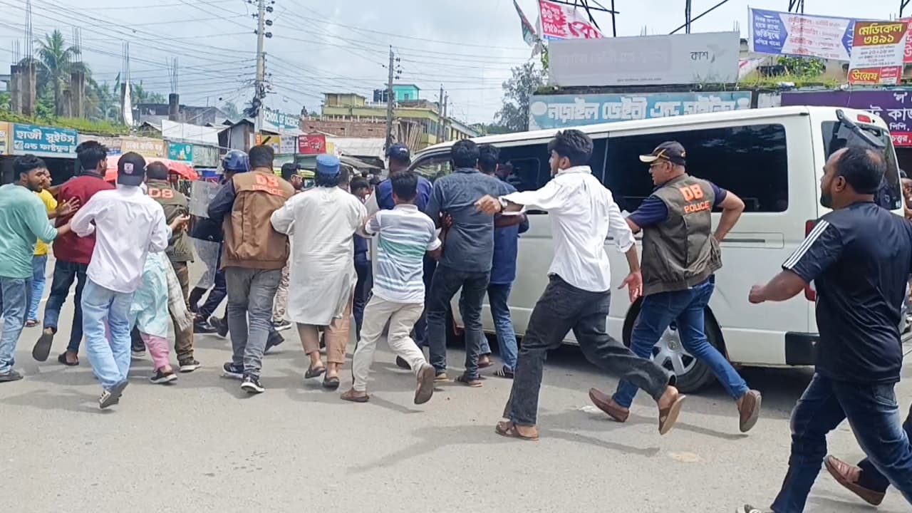 শিশু ধর্ষণ মামলার আসামিকে ছিনিয়ে নিতে পুলিশ সুপারের কার্যালয় ঘেরাও