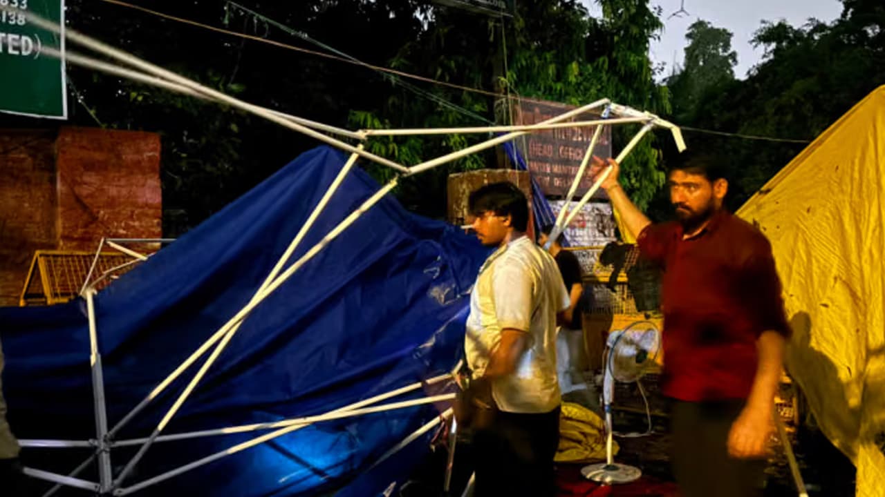 ঝড়-বৃষ্টি, পুলিশি বাধার পরও জন্তর মন্তরে অনড় আন্দোলনকারীরা