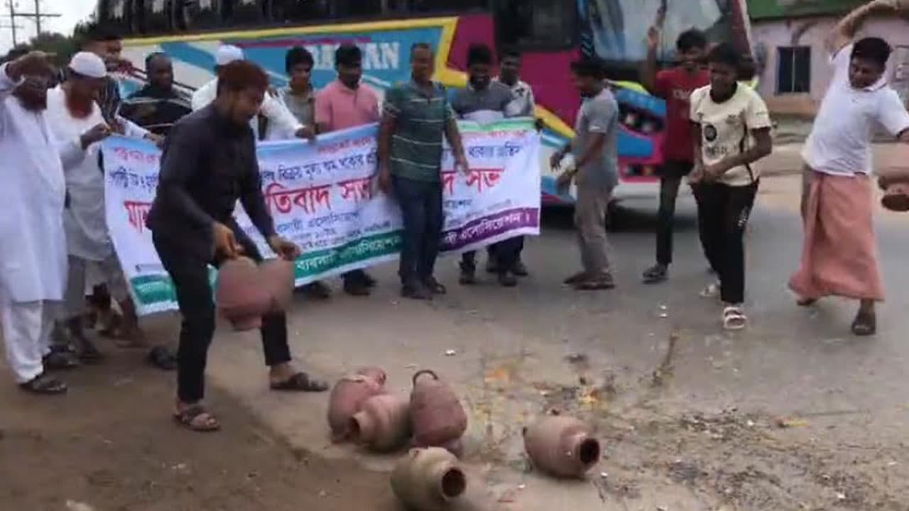 নরসিংদীতে মহাসড়কে ডিম ভেঙে পোলট্রি খামারিদের প্রতিবাদ