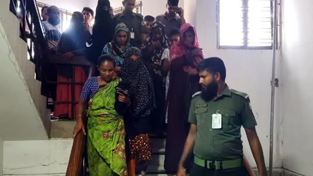 মেহেরপুর হাসপাতালে চুরির অভিযোগে ৬ নারী আটক