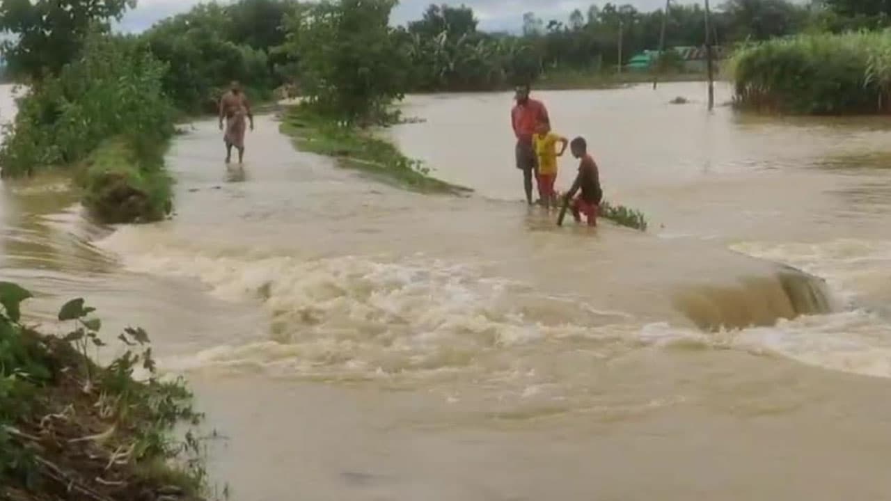 উজানের ঢলে তছনছ কলমাকান্দা ও দুর্গাপুর, ভেসে গেছে ফসল ও মাছের ঘের