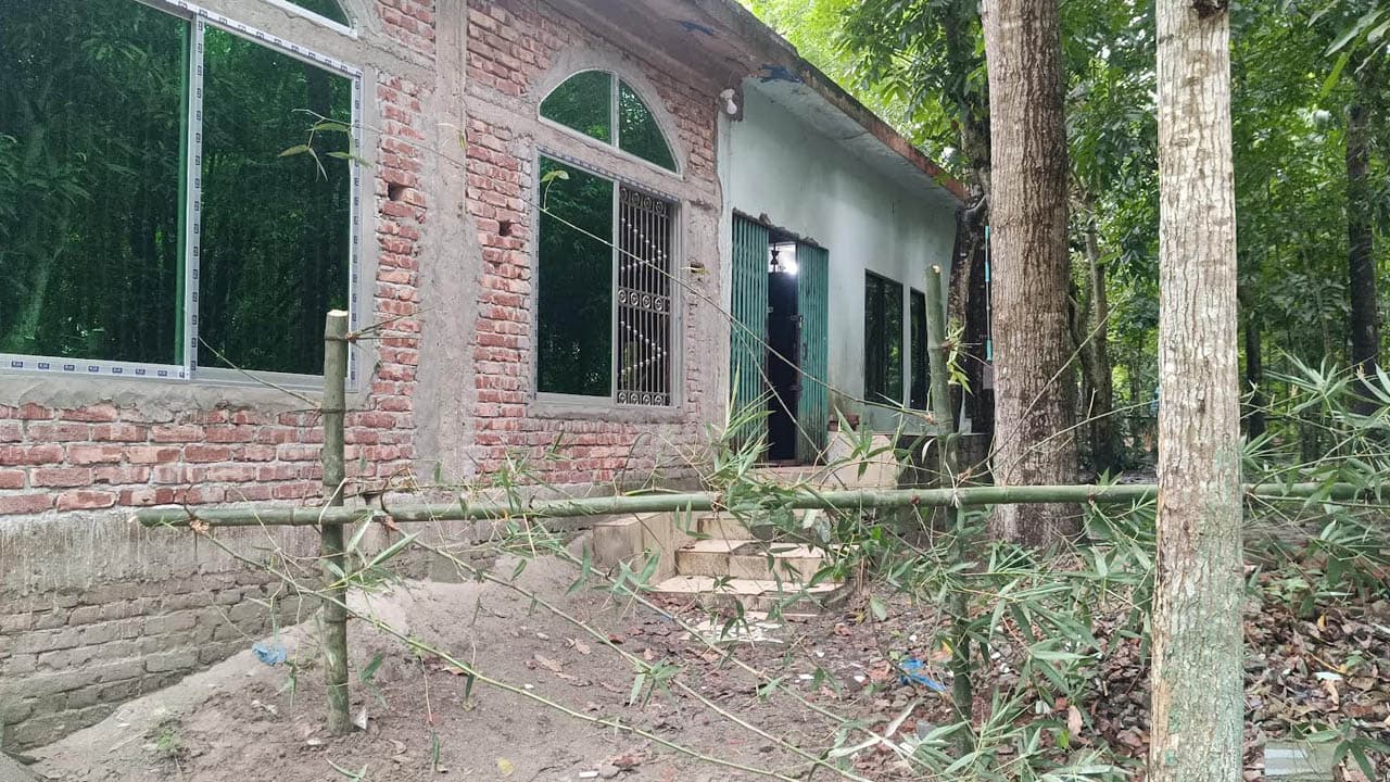 মসজিদে প্রবেশপথে বাঁশের বেড়া, মুসল্লিদের ক্ষোভ