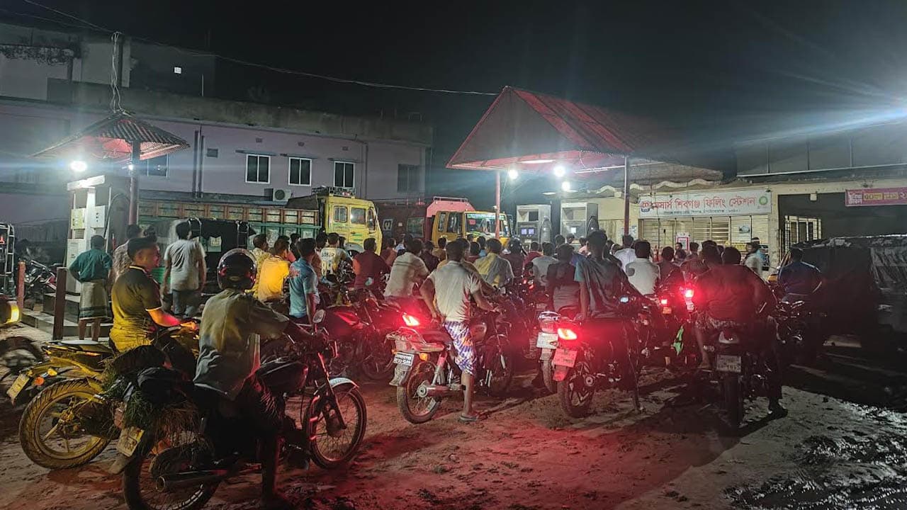 চাঁপাইনবাবগঞ্জে তেল সংকটের গুজব, পাম্পে ভিড়