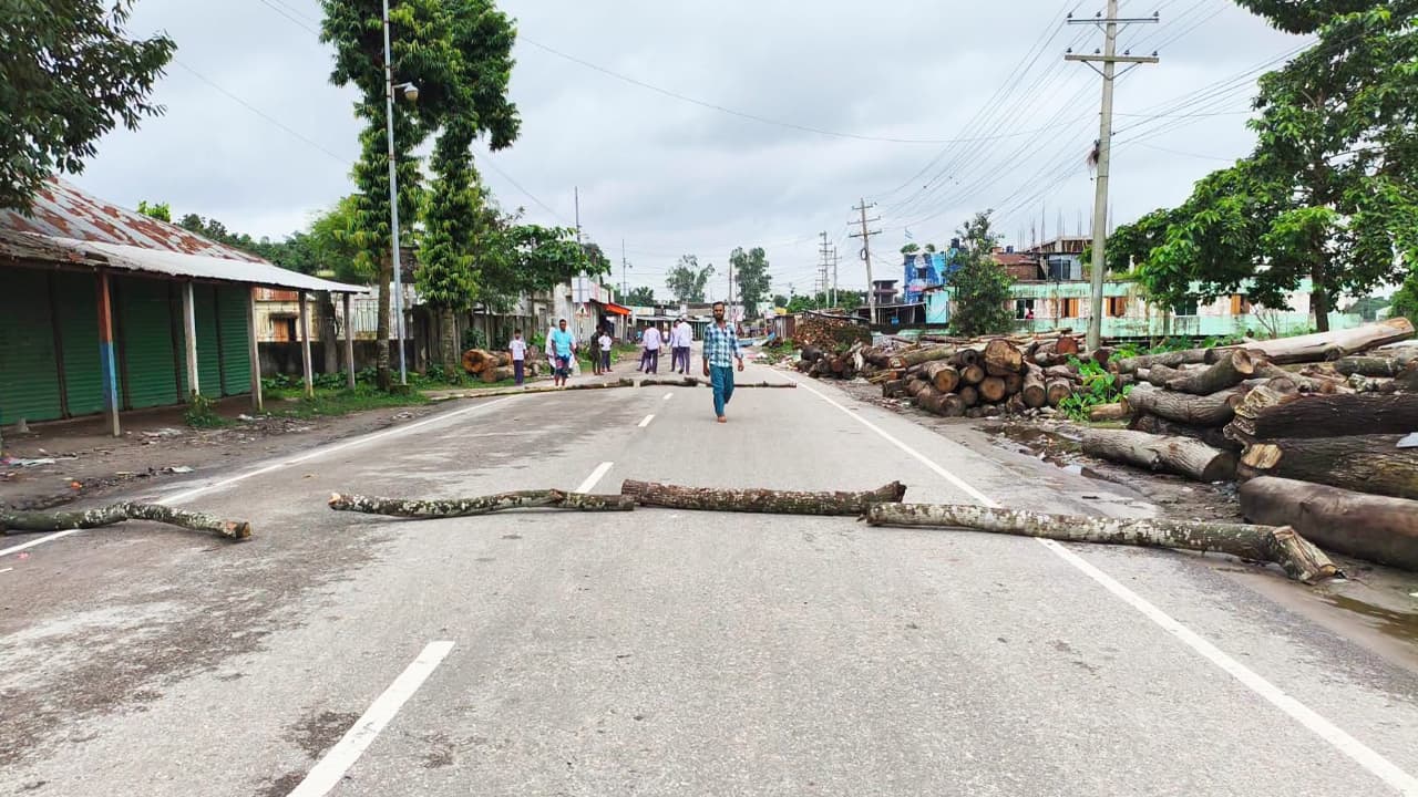 যুবদল নেতাকে বহহনকারী অটোরিকশায় বাসের ধাক্কা, প্রতিবাদে সড়ক অবরোধ