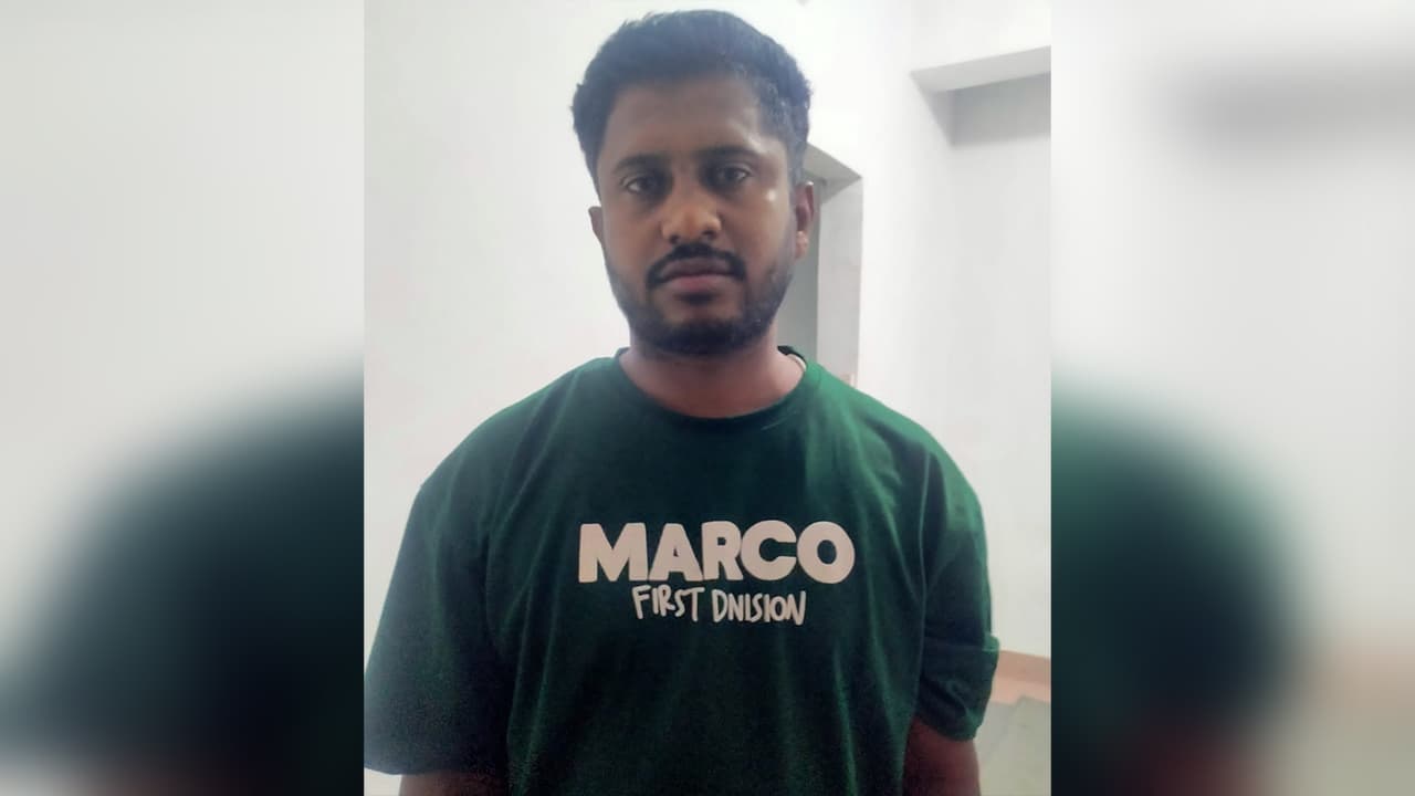 ফেনীতে ডাকাতি, অপহরণ ও অস্ত্রসহ ১৫ মামলার আসামি গ্রেপ্তার