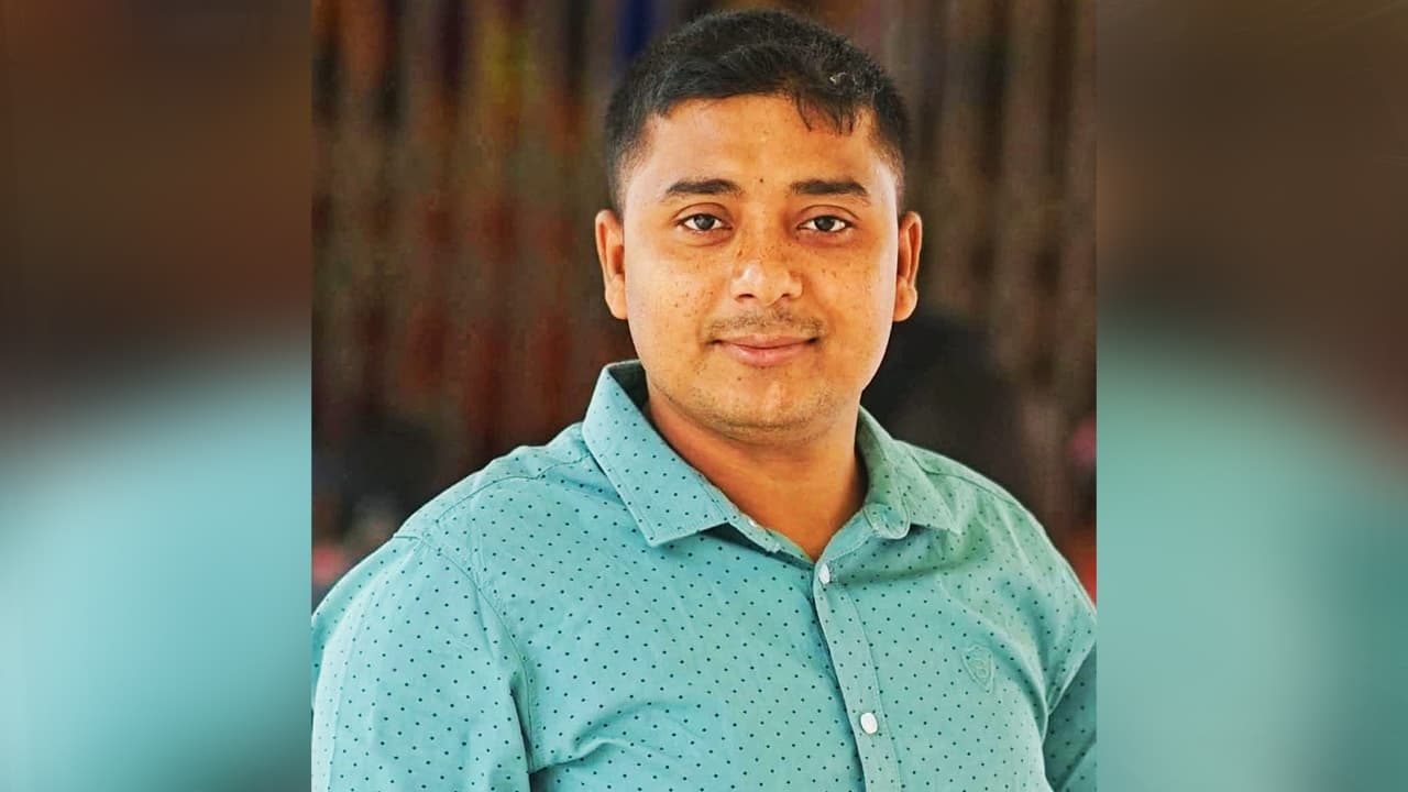 তারে শুকাতে দেওয়া শার্ট নিতে গিয়ে বিদ্যুৎস্পৃষ্টে যুবকের মৃত্যু