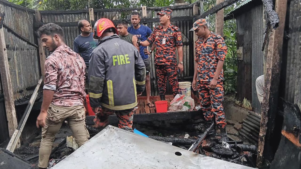 ধামরাইয়ে বসতঘরে আগুন, ২ লাখ টাকার ক্ষতি