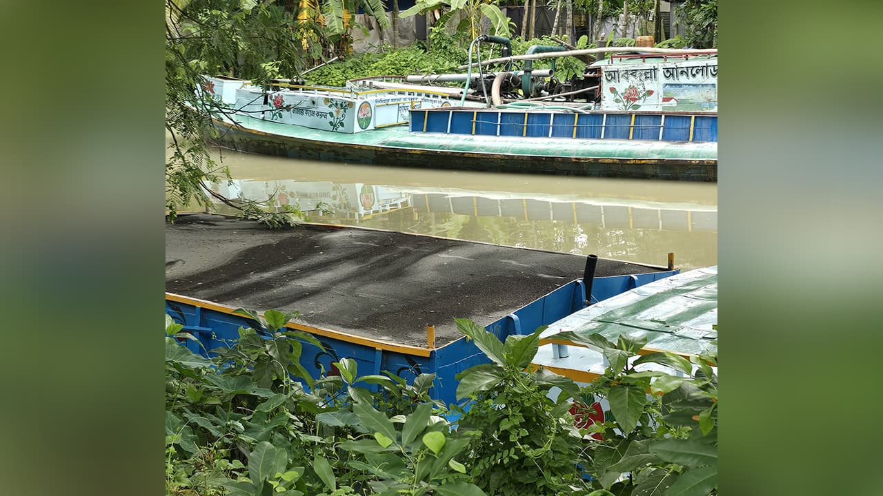অবৈধ বালু পরিবহনে চার বাল্কহেড মালিককে দুই লাখ টাকা জরিমানা