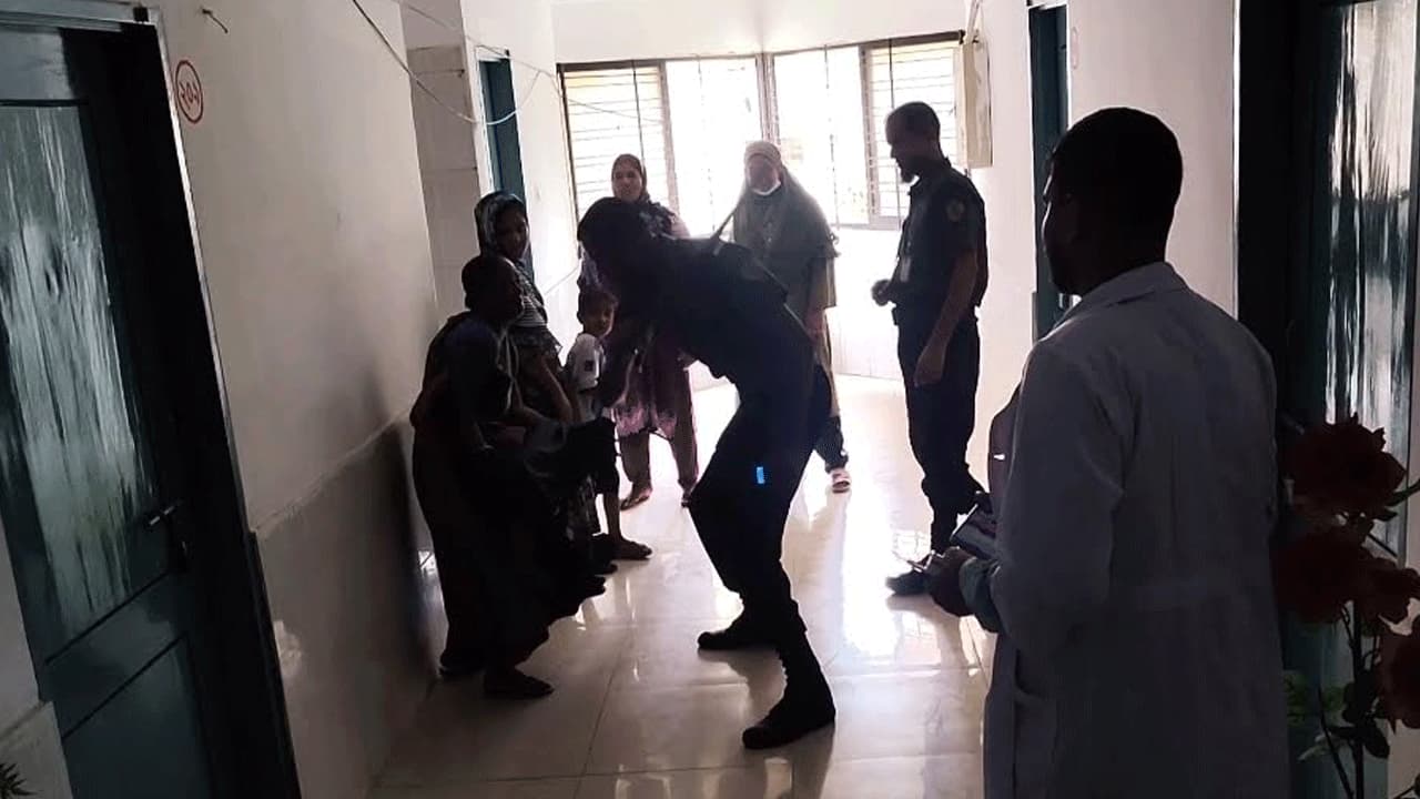 চুরির অভিযোগে আটক নারীকে আনসার সদস্যের লাঠিপেটা, সামাজিক মাধ্যমে ক্ষোভ