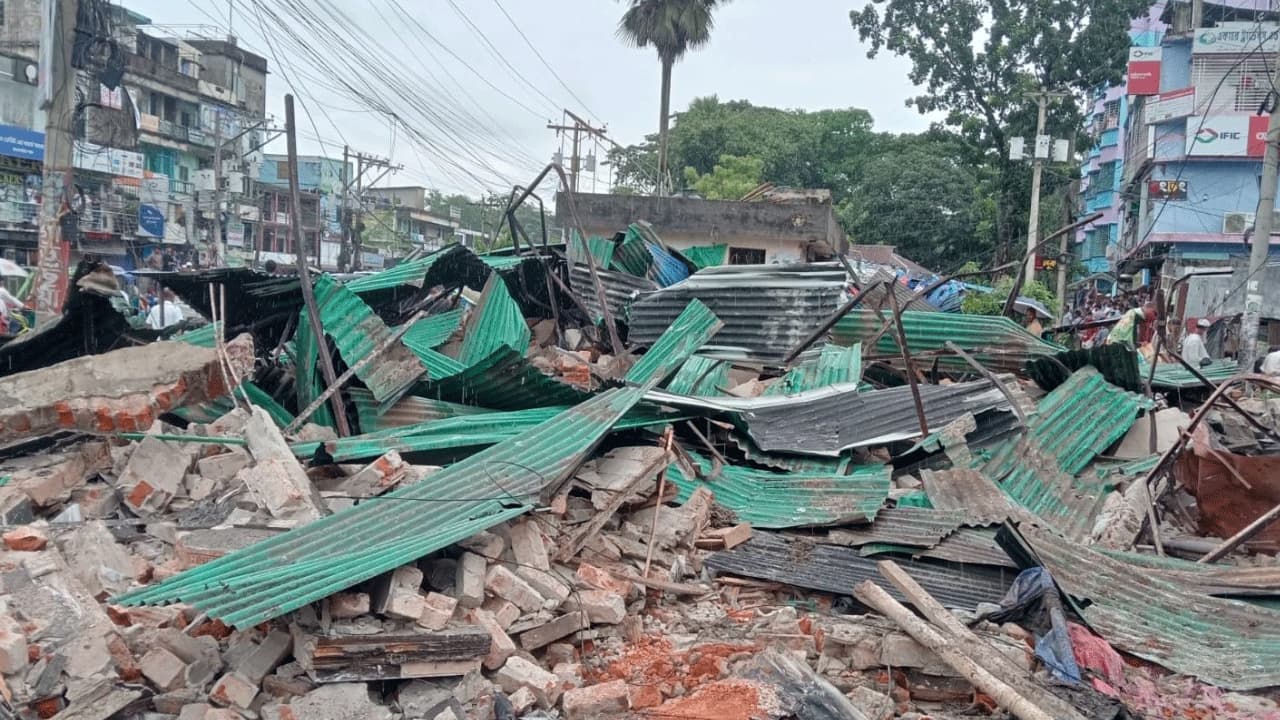 উচ্ছেদ অভিযানে গুঁড়িয়ে দেওয়া হলো আ.লীগ কার্যালয়সহ দুই শতাধিক অবৈধ দোকান