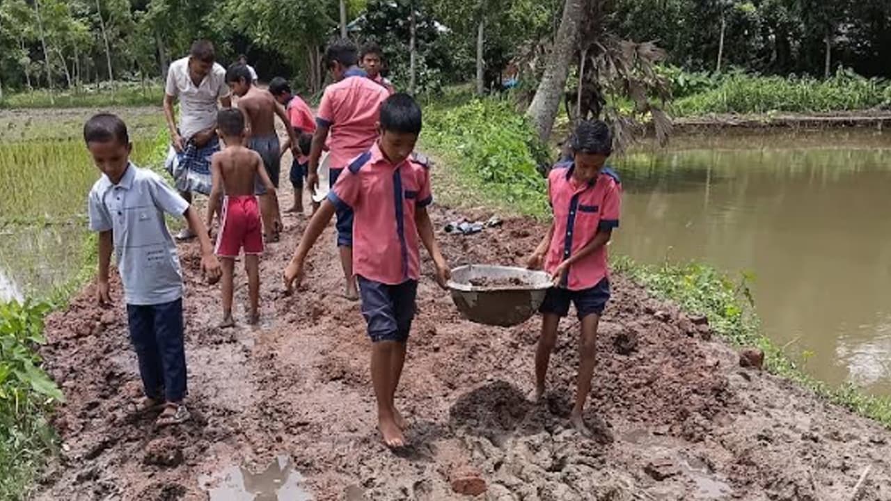স্কুলের রাস্তা নিজেরাই সংস্কার করল খুদে শিক্ষার্থীরা