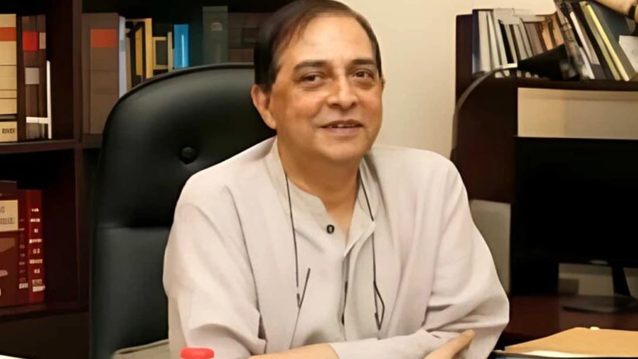 দল থেকে বহিষ্কারের পর নজরুলের এমপি পদ থাকবে কিনা, শাহদীন মালিকের ব্যাখ্যা