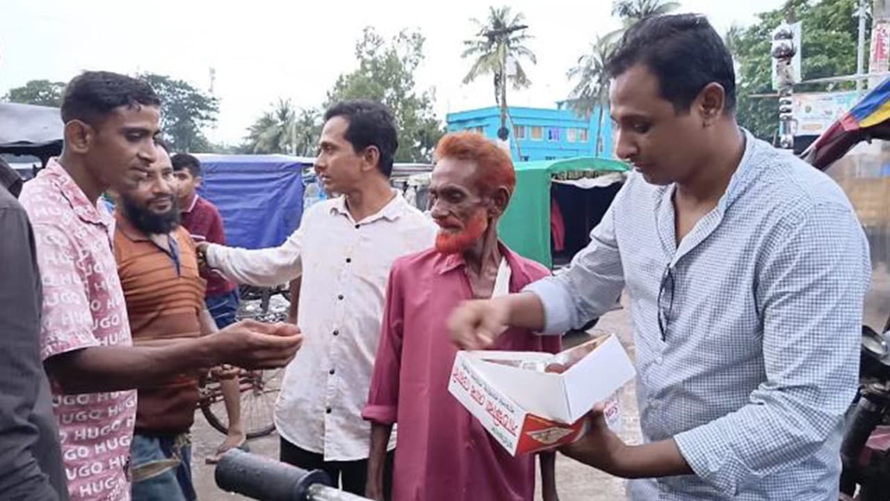জামায়াত থেকে এমপি নজরুল বহিষ্কার, শ্যামনগরে মিষ্টি বিতরণ