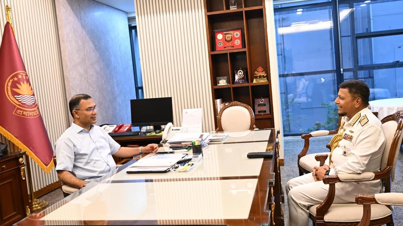 প্রধানমন্ত্রীর সঙ্গে বিদায়ী নৌবাহিনী প্রধানের সাক্ষাৎ
