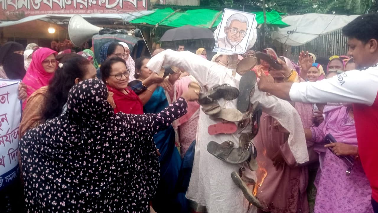 যশোরে এমপি নজরুলের কুশপুত্তলিকায় জুতা নিক্ষেপ, পরে আগুন