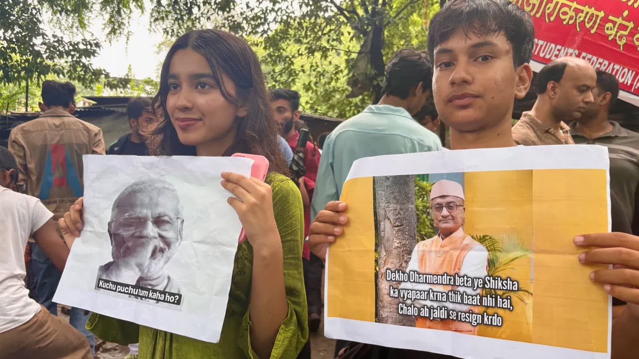 ব্যাঙ্গাত্মক মিম-রিলসে ভর করে ভারতজুড়ে ছড়িয়ে পড়ছে শিক্ষার্থীদের আন্দোলন