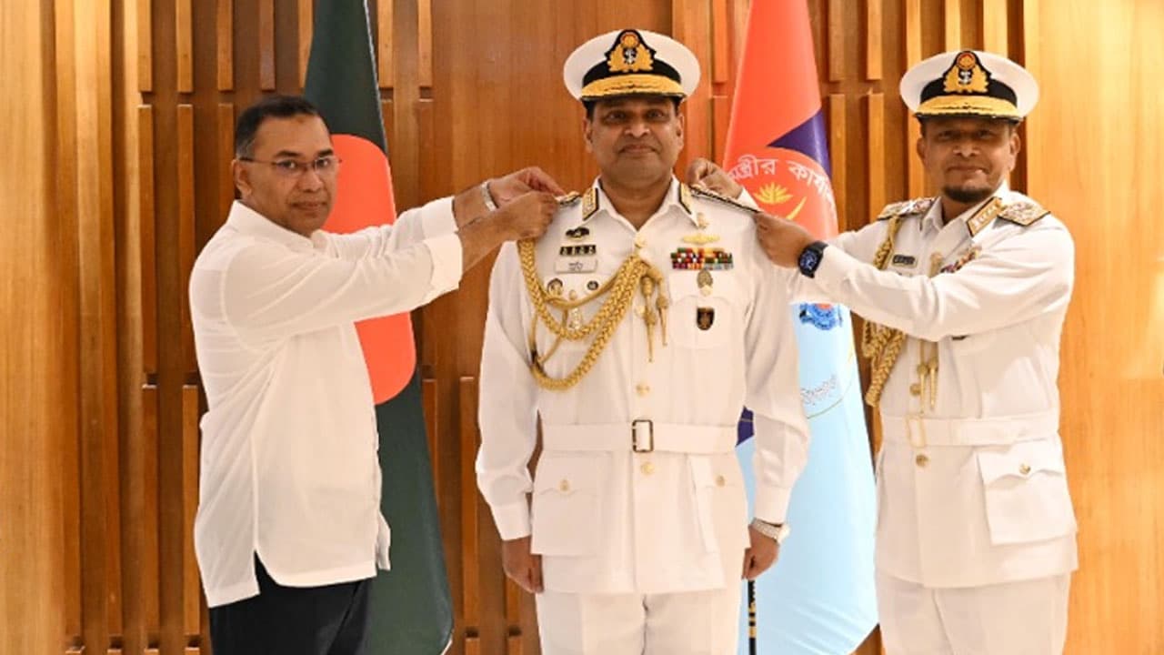 নতুন নৌবাহিনী প্রধানকে পরানো হলো ভাইস অ্যাডমিরাল র‌্যাংক ব্যাজ
