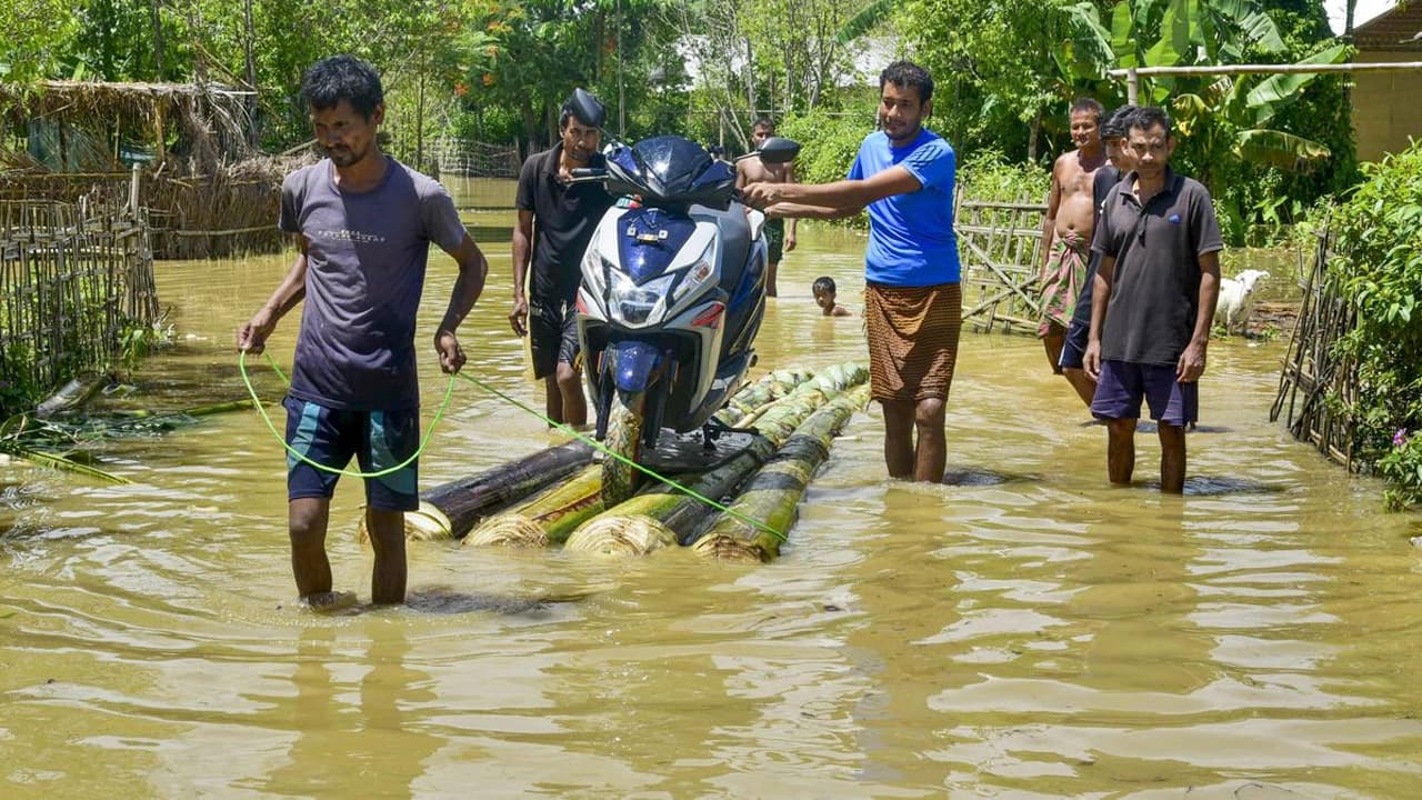 আসামে স্মরণকালের ভয়াবহ বন্যা, প্রাণহানি বেড়ে ৪১