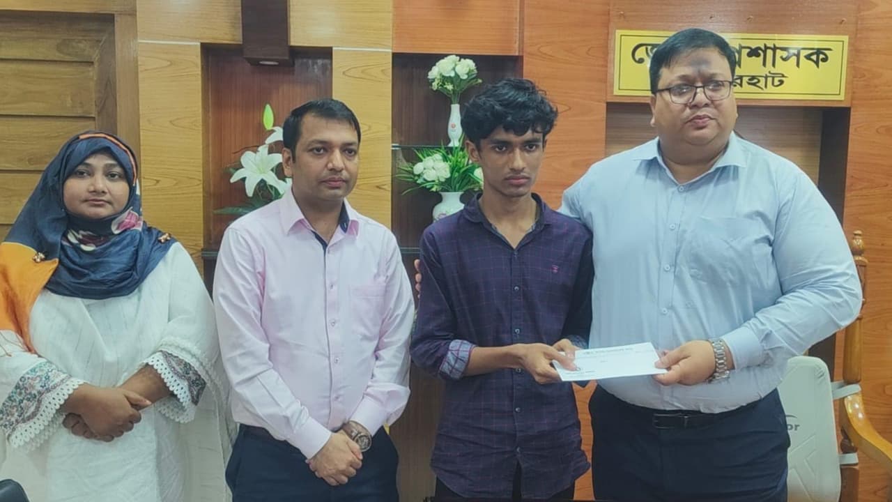 এবার ইকনের পাশে ডেপুটি স্পিকার ও জেলা প্রশাসক