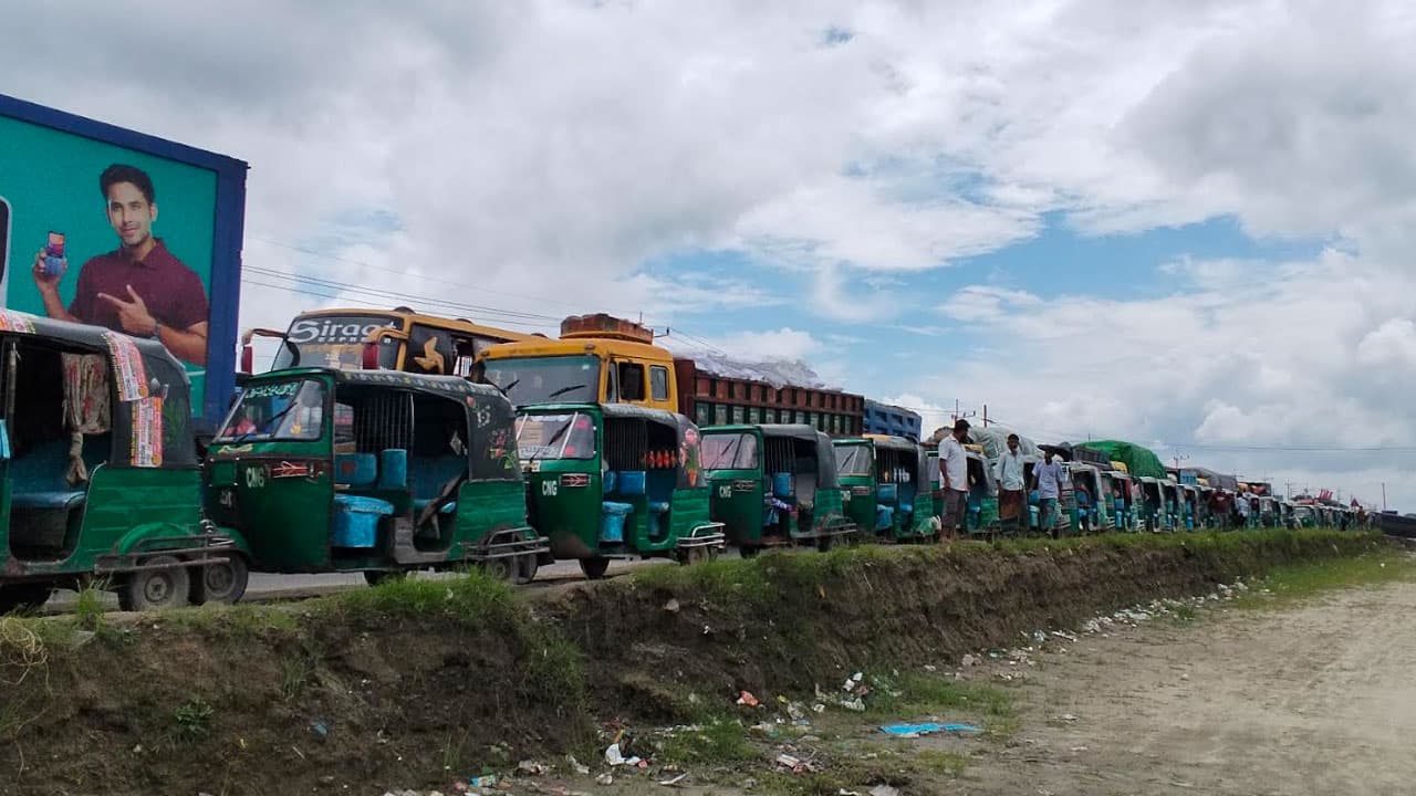গ্যাস নিতেই কাটছে অর্ধেক দিন, দিশেহারা ব্রাহ্মণবাড়িয়ার চালকরা