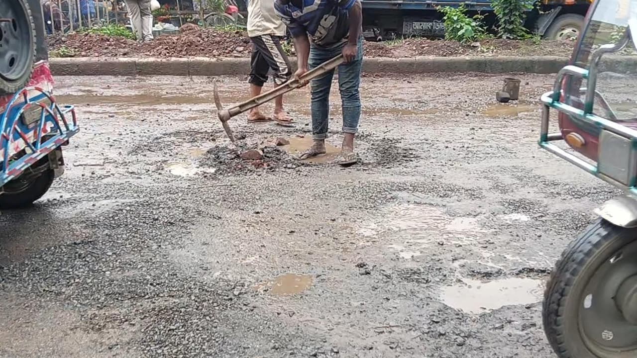 ২৫ কোটি টাকা ব্যয়ে নির্মাণাধীন সড়কের বেহার দশা
