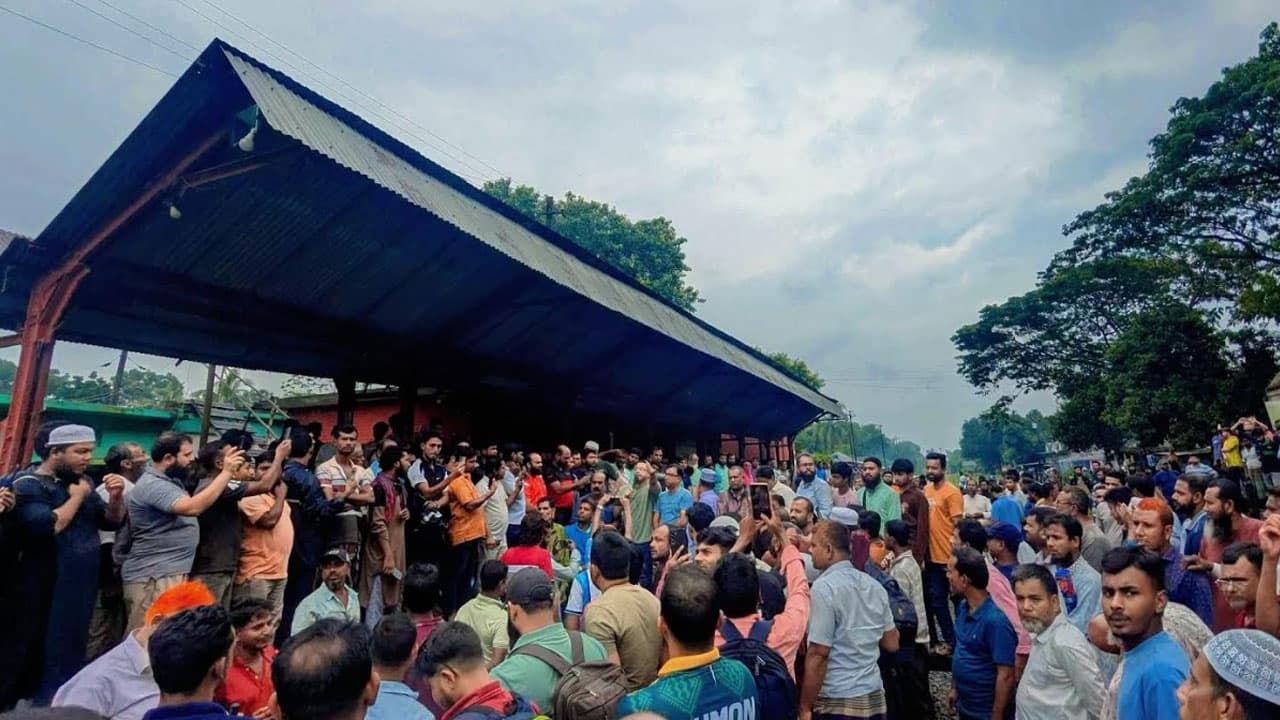 খোকসায় বেনাপোল এক্সপ্রেসের যাত্রাবিরতি বহালের দাবিতে মানববন্ধন