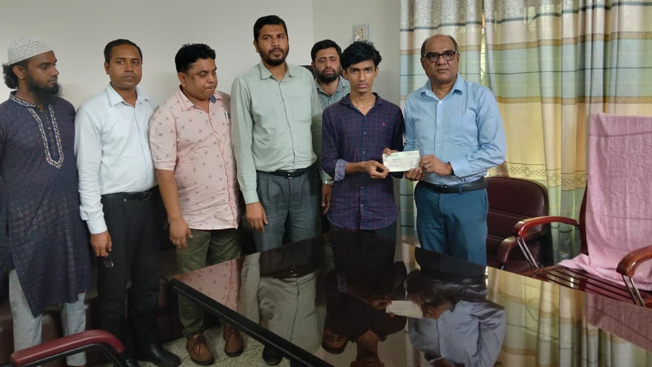 ইকনের পাশে কৃষি ব্যাংক, এক লাখ টাকা সহায়তাসহ এক মাসের ছুটি
