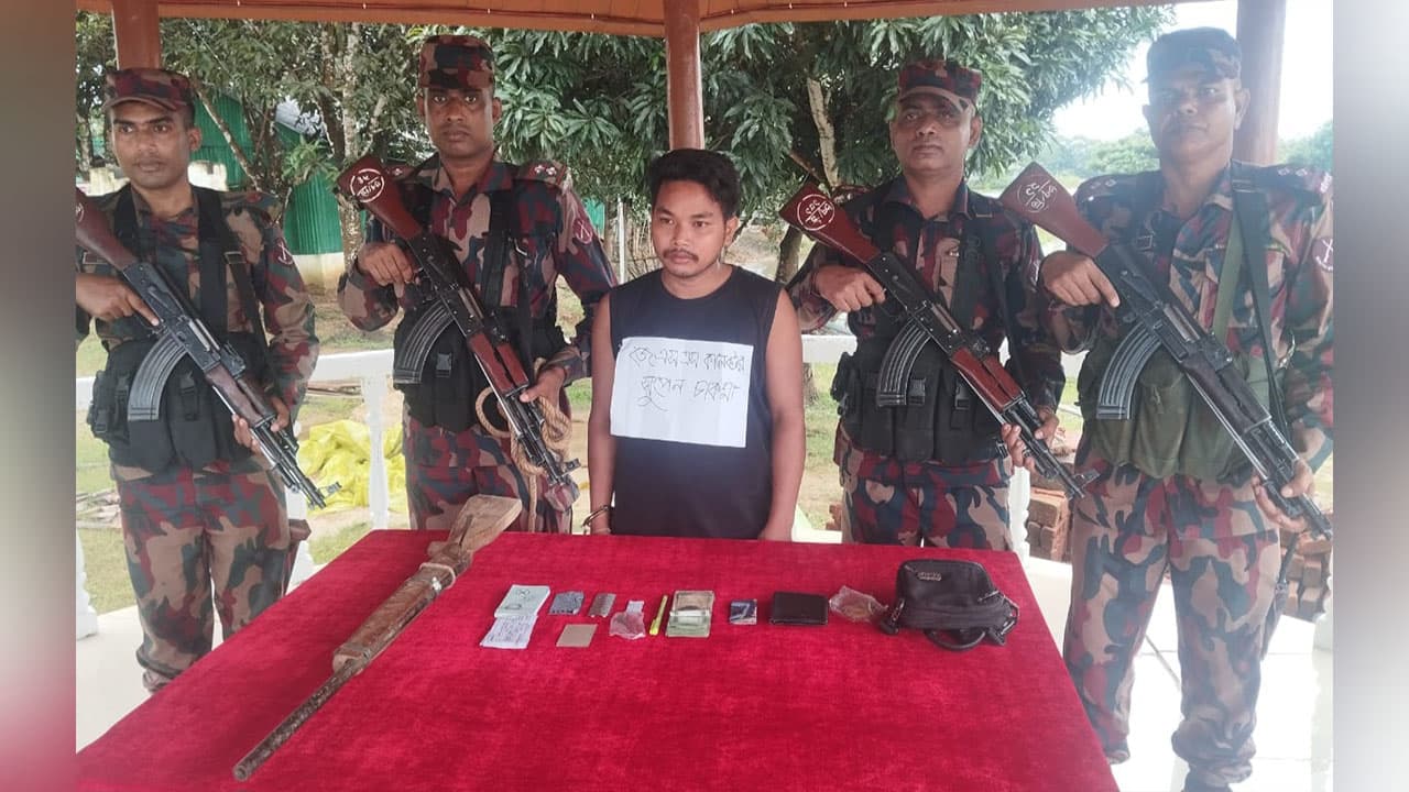 লংগদুতে দেশীয় অস্ত্রসহ চাঁদা কালেক্টর আটক