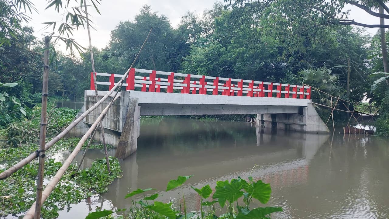 খালের মাঝে একা দাঁড়িয়ে কোটি টাকার সেতু