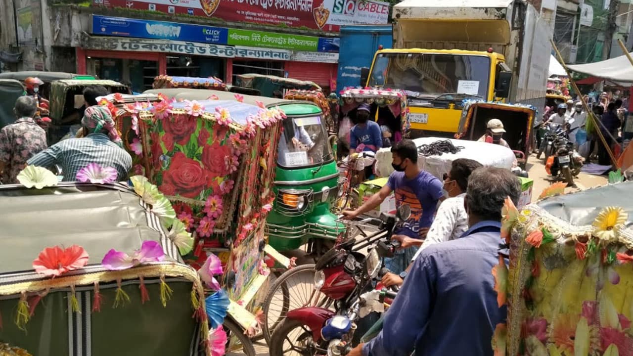 গাড়ি বেড়েছে হাজার হাজার, চার দশকেও বাড়েনি রাস্তা